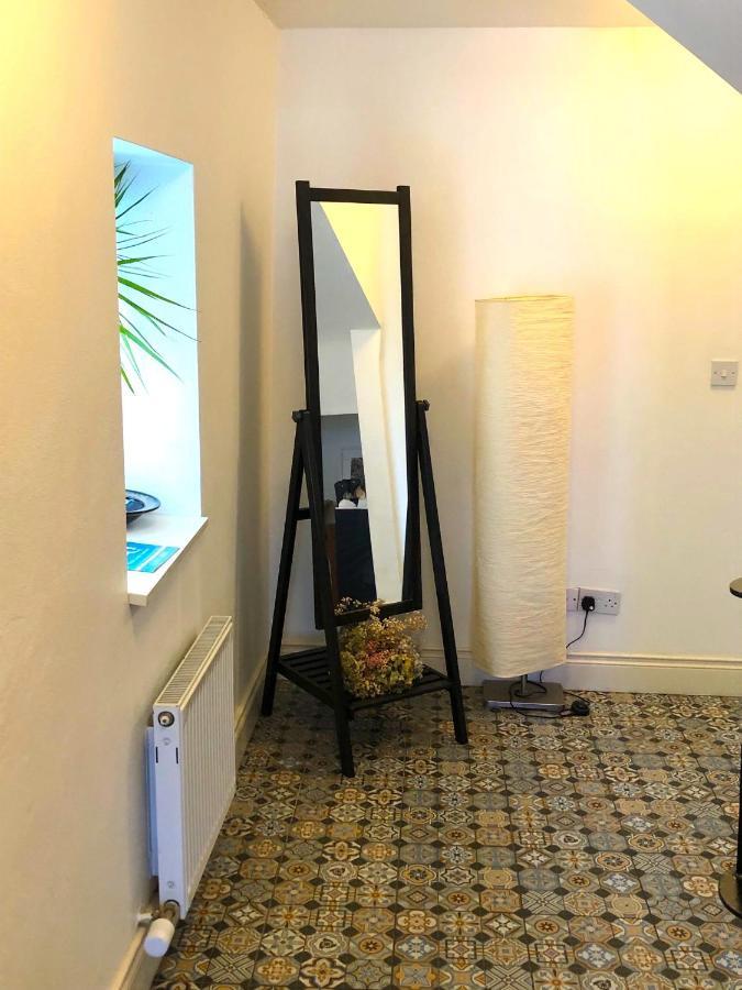 مبيت وإفطار Dingle Garden Townhouse المظهر الخارجي الصورة A floor standing mirror