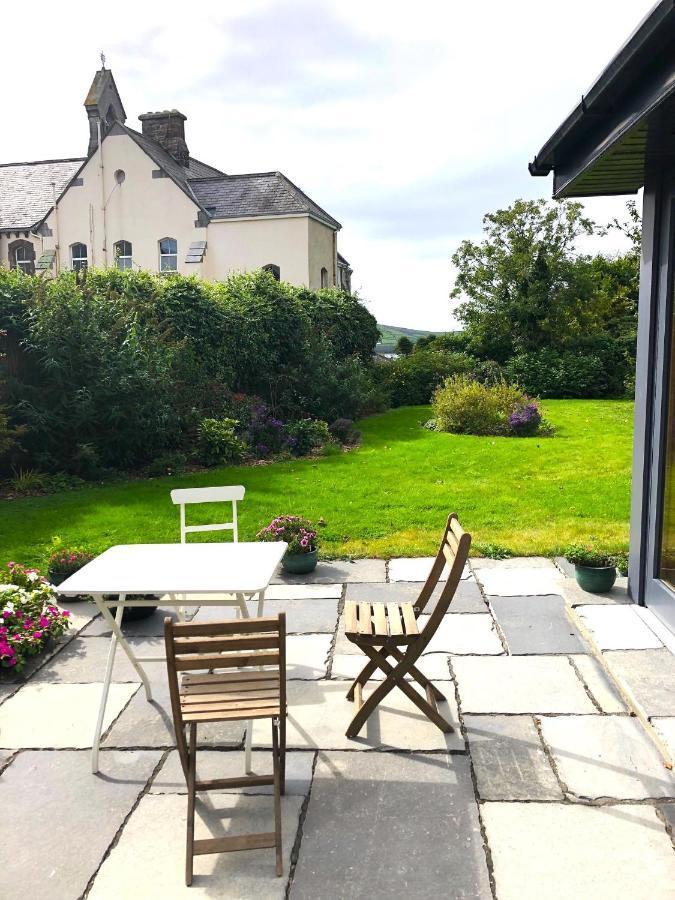 مبيت وإفطار Dingle Garden Townhouse المظهر الخارجي الصورة The garden of the former school house