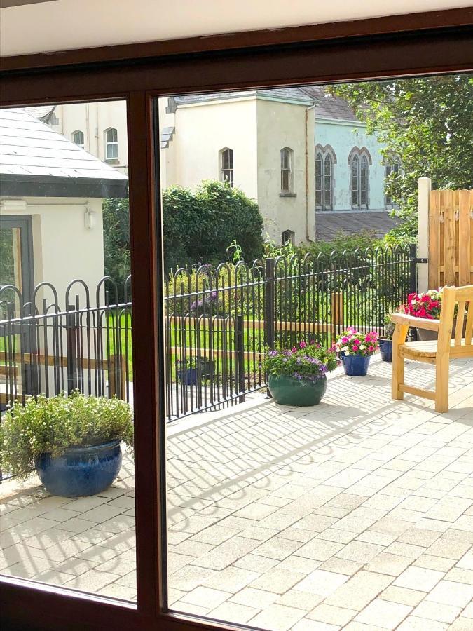 مبيت وإفطار Dingle Garden Townhouse المظهر الخارجي الصورة The garden of the former home of the 11th Duke of Grafton