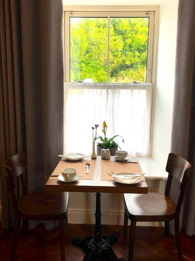 مبيت وإفطار Dingle Garden Townhouse المظهر الخارجي الصورة A table set for breakfast