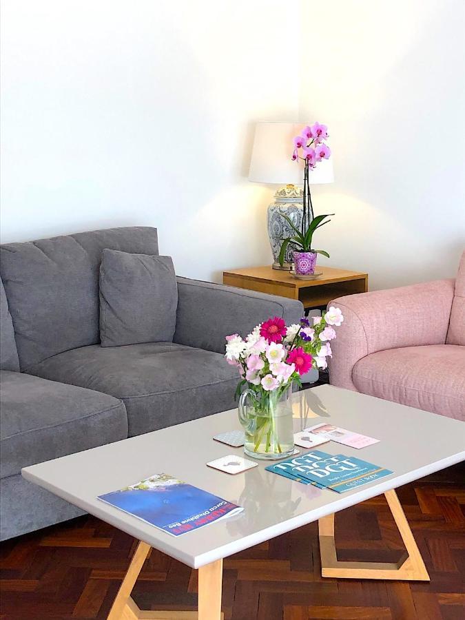 مبيت وإفطار Dingle Garden Townhouse المظهر الخارجي الصورة A living room with a coffee table