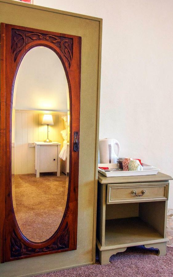 مبيت وإفطار Dingle Garden Townhouse المظهر الخارجي الصورة A room at the hotel