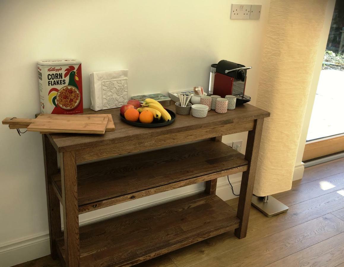 مبيت وإفطار Dingle Garden Townhouse المظهر الخارجي الصورة A coffee table with a coffee machine