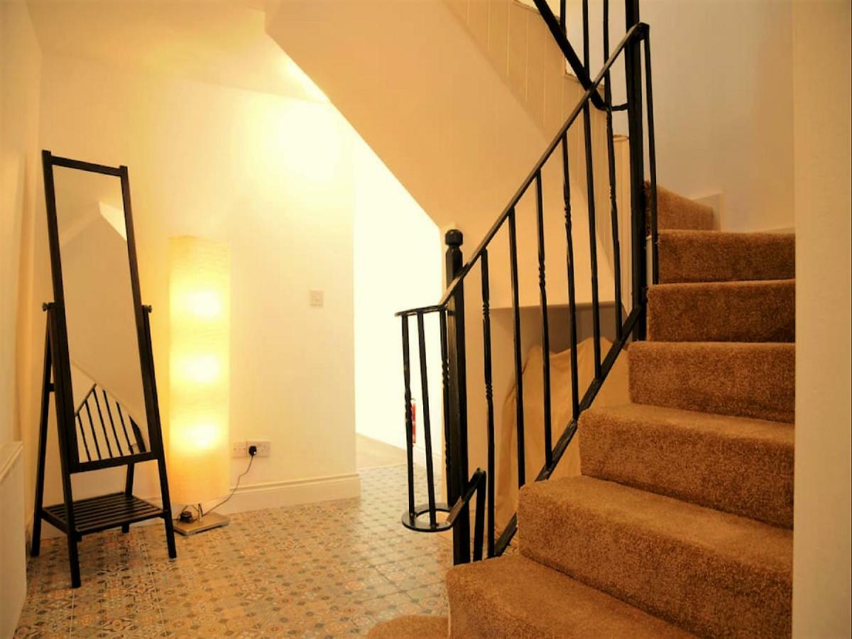 مبيت وإفطار Dingle Garden Townhouse المظهر الخارجي الصورة A staircase with a handrail