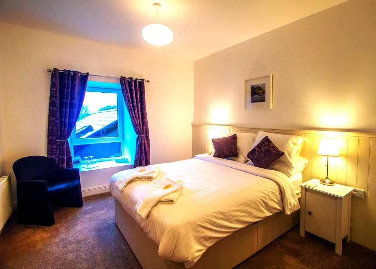 مبيت وإفطار Dingle Garden Townhouse المظهر الخارجي الصورة A bedroom at the Old Post Office