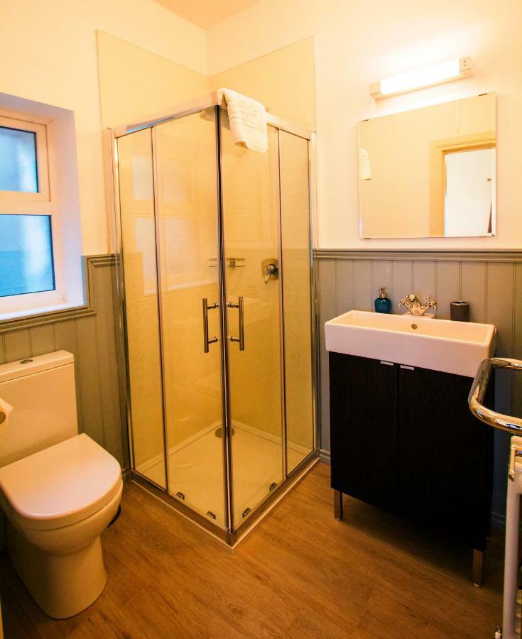 مبيت وإفطار Dingle Garden Townhouse المظهر الخارجي الصورة A shower enclosure
